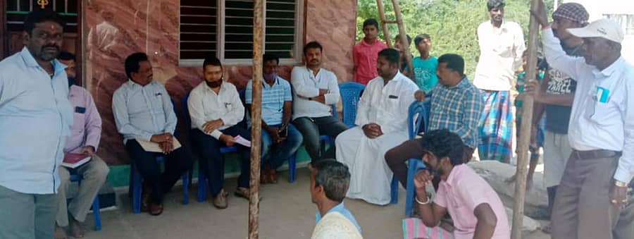 ಯಳಂದೂರು ತಾಲ್ಲೂಕಿನ ಬನ್ನಿಸಾರಿಗೆ ಗ್ರಾಮಕ್ಕೆ ಶನಿವಾರ ಪ್ರಭಾರ ತಹಶೀಲ್ದಾರ್ ಬಸವರಾಜು ಚಿಗರಿ ಮತ್ತು ಅಧಿಕಾರಿಗಳ ತಂಡ ಭೇಟಿ ನೀಡಿ ಉಪ್ಪಾರ ಸಮುದಾಯದ ಮುಖಂಡರಿಂದ ಮಾಹಿತಿ ಸಂಗ್ರಹಿಸಿತು