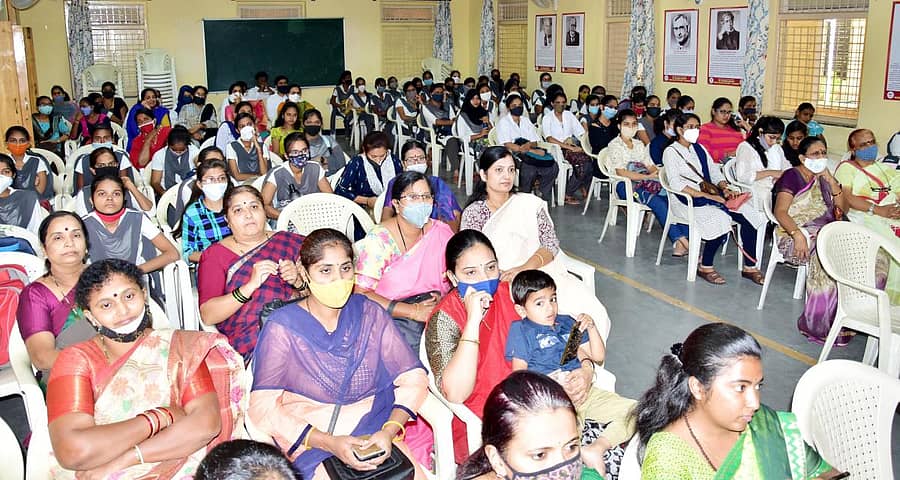 ಕಲಬುರ್ಗಿಯ ವಿ.ಜಿ. ಮಹಿಳಾ ಪದವಿ ಕಾಲೇಜಿನಲ್ಲಿ ಶನಿವಾರ ನಡೆದ ‘ಸ್ವಚ್ಛ ಕಲಬುರ್ಗಿ’ ಜಾಗೃತಿ ಕಾರ್ಯಕ್ರಮದಲ್ಲಿ ಪಾಲ್ಗೊಂಡ ಸಿಬ್ಬಂದಿ ಹಾಗೂ ವಿದ್ಯಾರ್ಥಿಗಳು