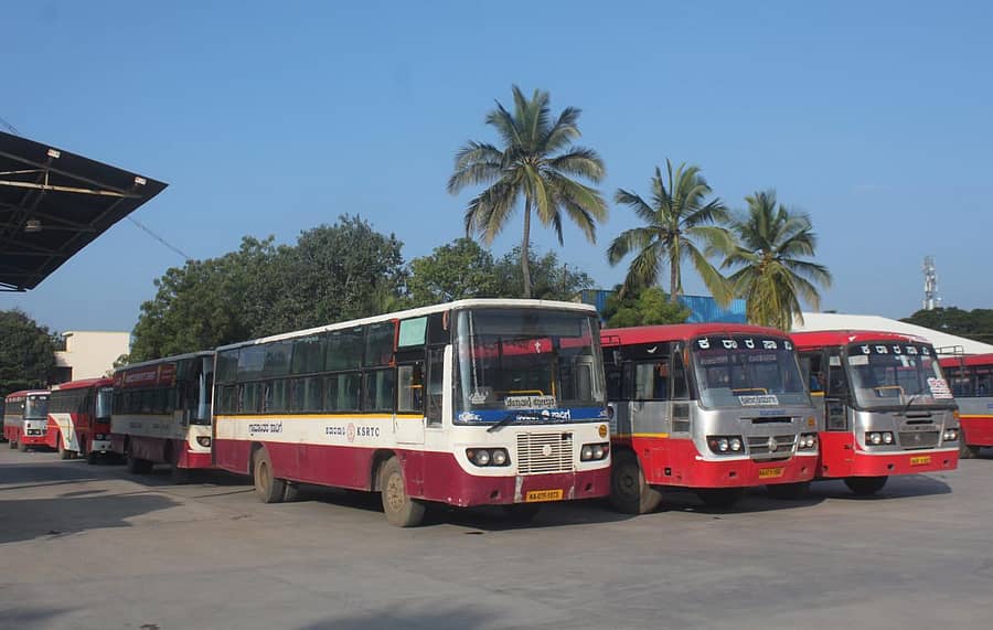 ಸಾರಿಗೆ ನೌಕರರ ಮುಷ್ಕರದ ಹಿನ್ನೆಲೆಯಲ್ಲಿ ಕೆಎಸ್ಆರ್ಟಿಸಿ ಬಸ್ಗಳನ್ನು ಶನಿವಾರ ಕೋಲಾರ ಡಿಪೊದಲ್ಲೇ ನಿಲ್ಲಿಸಲಾಗಿತ್ತು.
