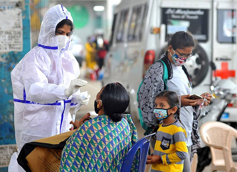 ಕೊರೊನಾ ವೈರಸ್‌ ಸೋಂಕು ಪರೀಕ್ಷೆಗೆ ಗಂಟಲು ದ್ರವ ಮಾದರಿ ಸಂಗ್ರಹ–ಸಾಂದರ್ಭಿಕ ಚಿತ್ರ