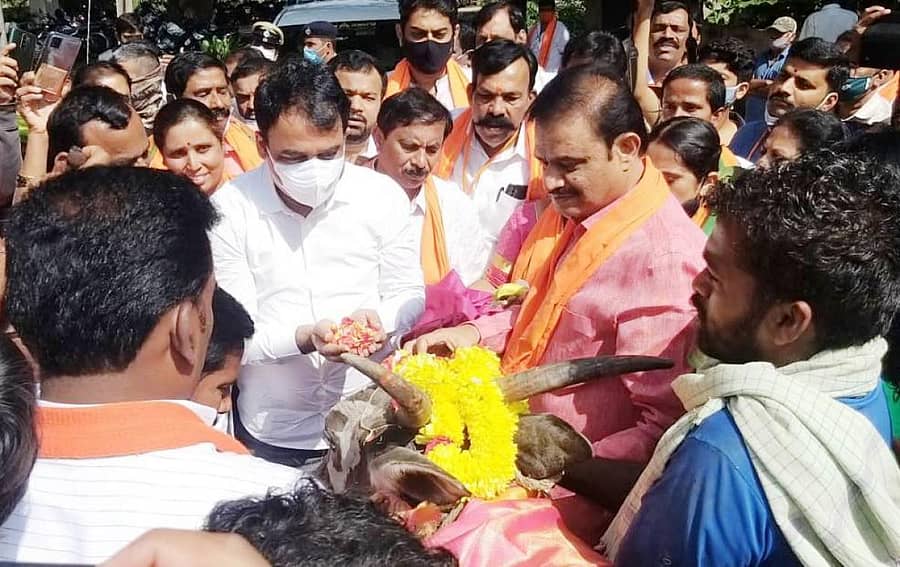 ಉಪಮುಖ್ಯಮಂತ್ರಿ ಸಿ.ಎನ್.ಅಶ್ವತ್ಥನಾರಾಯಣ ಹಾಗೂ ಶಾಸಕ ಮುನಿರತ್ನ ಗೋಪೂಜೆ ಸಲ್ಲಿಸುವ ಮೂಲಕ ಕಾರ್ಯಕ್ರಮಕ್ಕೆ ಚಾಲನೆ ನೀಡಿದರು. ಬೆಂಗಳೂರು ಕೇಂದ್ರ ಜಿಲ್ಲಾ ಬಿಜೆಪಿ ಅಧ್ಯಕ್ಷ ಮಂಜುನಾಥ್, ಮಂಡಲದ ಅಧ್ಯಕ್ಷ ಶಿವಣ್ಣಗೌಡ, ಮುಖಂಡರಾದ ಲಕ್ಷ್ಮೀಕಾಂತರೆಡ್ಡಿ, ಜಿ.ಮೋಹನ್ ಕುಮಾರ್, ಜಿ.ಎಚ್.ರಾಮಚಂದ್ರ, ಎಂ.ಮಂಜುನಾಥ್, ವಿ.ಸಿ.ಚಂದ್ರು ಇದ್ದರು.