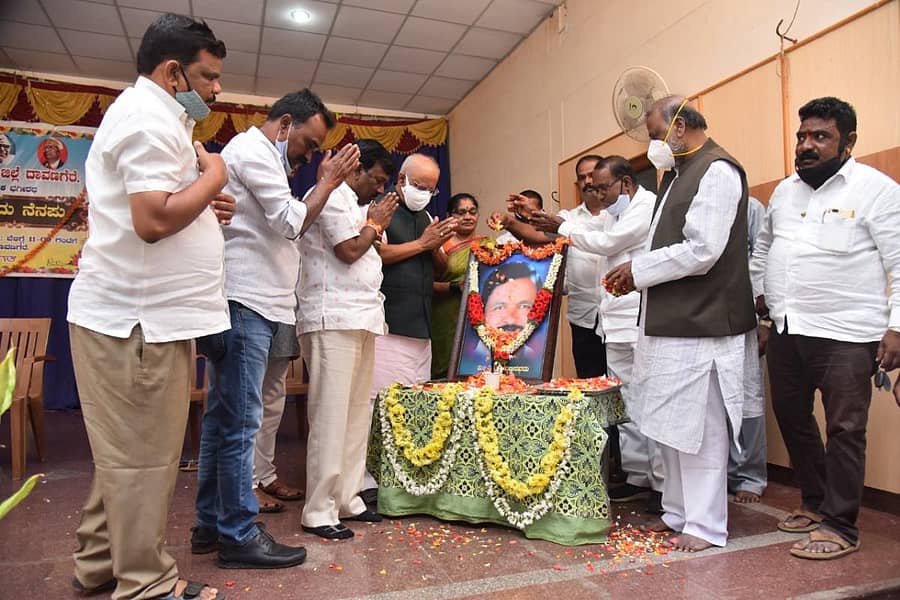 ದಾವಣಗೆರೆಯ ಕುವೆಂಪು ಕನ್ನಡ ಭವನದಲ್ಲಿ ನಡೆದ ಎಂ.ಜಯಣ್ಣ ಒಂದು ನೆನಪು ಕಾರ್ಯಕ್ರಮದಲ್ಲಿ ಚಿತ್ರದುರ್ಗದ ಸಂಸದ ಎಂ.ನಾರಾಯಣಸ್ವಾಮಿ ಜಯಣ್ಣ ಅವರ ಭಾವಚಿತ್ರಕ್ಕೆ ಪುಷ್ಪಾರ್ಚನೆ ಸಲ್ಲಿಸಿದರು.