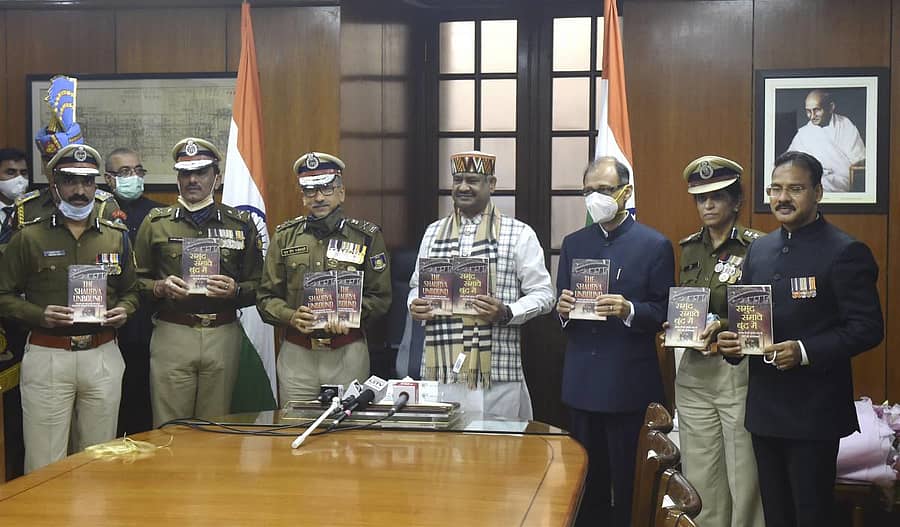 ‘ದಿ ಶೌರ್ಯ ಅನ್‌ಬಾಂಡ್‌’ ಕೃತಿಯನ್ನು ಓಂ ಬಿರ್ಲಾ ಅವರು ಭಾನುವಾರ ಬಿಡುಗಡೆಗೊಳಿಸಿದರು.