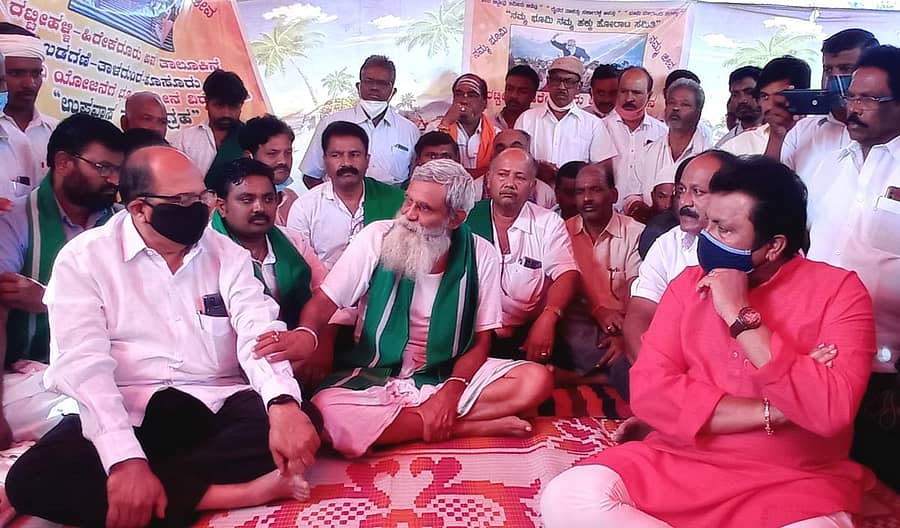 ರಟ್ಟೀಹಳ್ಳಿಯಲ್ಲಿ 11 ದಿನಗಳಿಂದ ನಡೆಯುತ್ತಿರುವ ರೈತರ ಉಪವಾಸ ಸತ್ಯಾಗ್ರಹ ಸ್ಥಳಕ್ಕೆ ಕೃಷಿ ಸಚಿವ ಬಿ.ಸಿ.ಪಾಟೀಲ ಹಾಗೂ ರಾಜ್ಯ ಉಗ್ರಾಣ ನಿಗಮದ ಅಧ್ಯಕ್ಷ ಯು.ಬಿ. ಬಣಕಾರ ಭೇಟಿ ನೀಡಿ ಮಾತುಕತೆ ನಡೆಸಿದರು