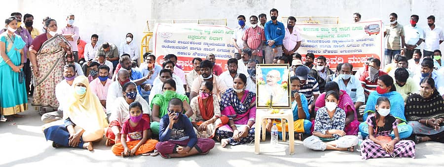 ಸರ್ಕಾರಿ ನೌಕರರು ಎಂದು ಘೋಷಿಸುವಂತೆ ಸರ್ಕಾರಕ್ಕೆ ಒತ್ತಾಯಿಸಿ ಕೆಎಸ್ಆರ್ಟಿಸಿ ನೌಕರರು ಮುಷ್ಕರ ಮುಂದುವರೆಸಿರುವುದನ್ನು ಬೆಂಬಲಿಸಿ ಕೆಲ ನೌಕರರ ಕುಟುಂಬದವರು ಚಿತ್ರದುರ್ಗದಲ್ಲಿ ಭಾನುವಾರ ಬೀದಿಗಿಳಿದು ಪ್ರತಿಭಟನೆ ನಡೆಸಿದರು