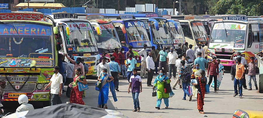 ಸಾರಿಗೆ ನಿಗಮಗಳ ನೌಕರರ ಮುಷ್ಕರದ ಕಾರಣ ಖಾಸಗಿ ಬಸ್‌ಗಳಲ್ಲಿ ತೆರಳಲು ಬೆಂಗಳೂರಿನ ಕಲಾಸಿಪಾಳ್ಯ ಬಸ್‌ನಿಲ್ದಾಣದಲ್ಲಿ ಭಾನುವಾರ ಪ್ರಯಾಣಿಕರ ದಟ್ಟಣೆ ಕಂಡುಬಂತು – ಪ್ರಜಾವಾಣಿ ಚಿತ್ರ