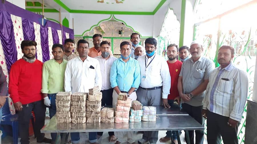 ಚಿಂತಾಮಣಿ ತಾಲ್ಲೂಕಿನ ನಿಮ್ಮಕಾಯಲಹಳ್ಳಿ ದರ್ಗಾದ ಹುಂಡಿಯಲ್ಲಿ ಸಂಗ್ರಹಗೊಂಡಿದ್ದ ಹಣದ ಎಣಿಕೆ ನಡೆಯಿತು