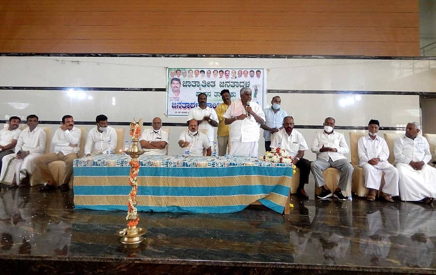 ಹಾಸನದಲ್ಲಿ ನಡೆದ ಜೆಡಿಎಸ್ ಕಾರ್ಯಕರ್ತರ ಸಭೆಯಲ್ಲಿ ಶಾಸಕ ಎಚ್.ಡಿ. ರೇವಣ್ಣ ಮಾತನಾಡಿದರು