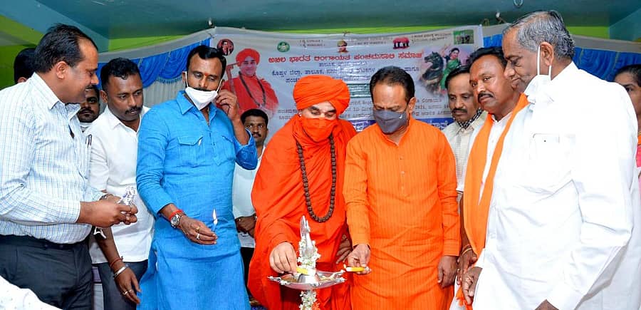 ಪಟ್ಟಣದ ಎಲ್ವಿಟಿ ಕಲ್ಯಾಣ ಮಂಟಪದಲ್ಲಿ ಭಾನುವಾರ ನಡೆದ ಪಂಚ ಲಕ್ಷ ಹೆಜ್ಜೆಗಳ ಪಾದಯಾತ್ರೆ ಜನ ಜಾಗೃತಿ ಸಭೆಯನ್ನು ಬಸವಜಯಮೃತ್ಯುಂಜಯ ಸ್ವಾಮೀಜಿ ಉದ್ಘಾಟಿಸಿದರು