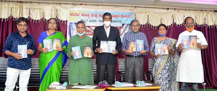 ಶ್ರೀನಿವಾಸ ಸಿರನೂರಕರ್ ಅವರು ರಚಿಸಿದ ‘ದಾಸಾಯಣ’ ಮತ್ತು ‘ಪುರಂದರ ದಾಸರ ಬಂಡಾಯ ಪ್ರಜ್ಞೆ; ಕೃತಿಗಳನ್ನು ಕಲಬುರ್ಗಿಯಲ್ಲಿ ಭಾನುವಾರ ಗಣ್ಯರು ಲೋಕಾರ್ಪಣೆ ಮಾಡಿದರು