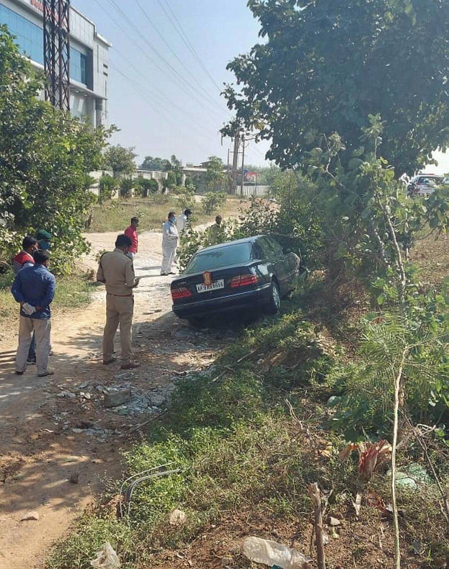 ಅಪಘಾತ ನಡೆದ ಸ್ಥಳದಲ್ಲಿ ಪರಿಶೀಲನೆ ನಡೆಸುತ್ತಿರುವ ಪೊಲೀಸರು