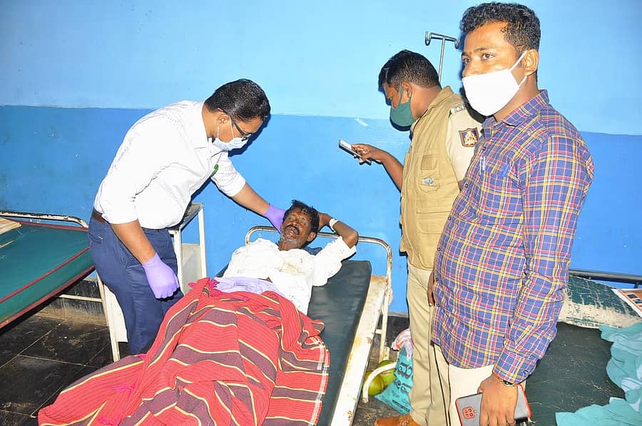 ಚಿರತೆ ದಾಳಿಯಿಂದ ಗಂಭೀರ ಗಾಯಗೊಂಡಿರುವ ಕ್ಯಾದಗಳ್ಳ ಪಂಪಾಪತಿ ಅವರಿಗೆ ಸೋಮವಾರ ಹೊಸಪೇಟೆ ಸರ್ಕಾರಿ ಆಸ್ಪತ್ರೆಯಲ್ಲಿ ವೈದ್ಯರು ಚಿಕಿತ್ಸೆ ನೀಡಿದರು