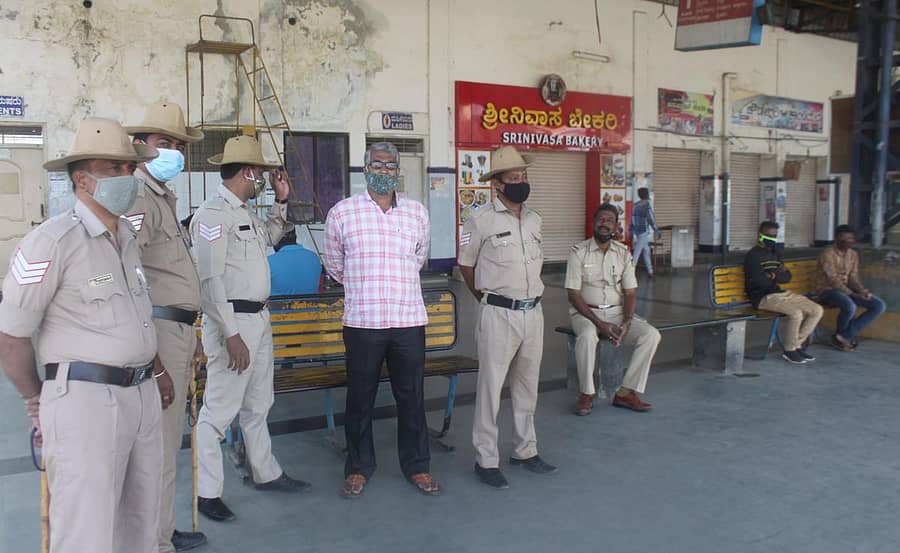 ಸಾರಿಗೆ ನೌಕರರ ಮುಷ್ಕರದ ಹಿನ್ನೆಲೆಯಲ್ಲಿ ಕೋಲಾರದ ಕೆಎಸ್ಆರ್ಟಿಸಿ ಬಸ್ ನಿಲ್ದಾಣದಲ್ಲಿ ಸೋಮವಾರ ಬಿಗಿ ಪೊಲೀಸ್ ಬಂದೋಬಸ್ತ್ ಮಾಡಲಾಗಿತ್ತು.