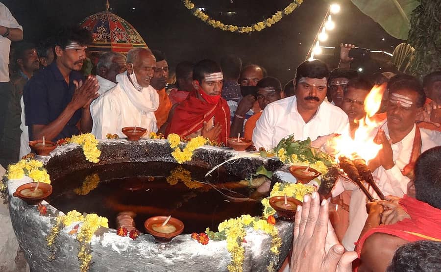 ಕಡೇ ಕಾರ್ತೀಕ ಸೋಮವಾರದಂದು ಮಹದೇಶ್ವರ ಬೆಟ್ಟದ ದೀಪದಗಿರಿ ಒಡ್ಡುವಿನಲ್ಲಿ ಮಹಾ ಜ್ಯೋತಿ ಬೆಳಗಿಸಲಾಯಿತು