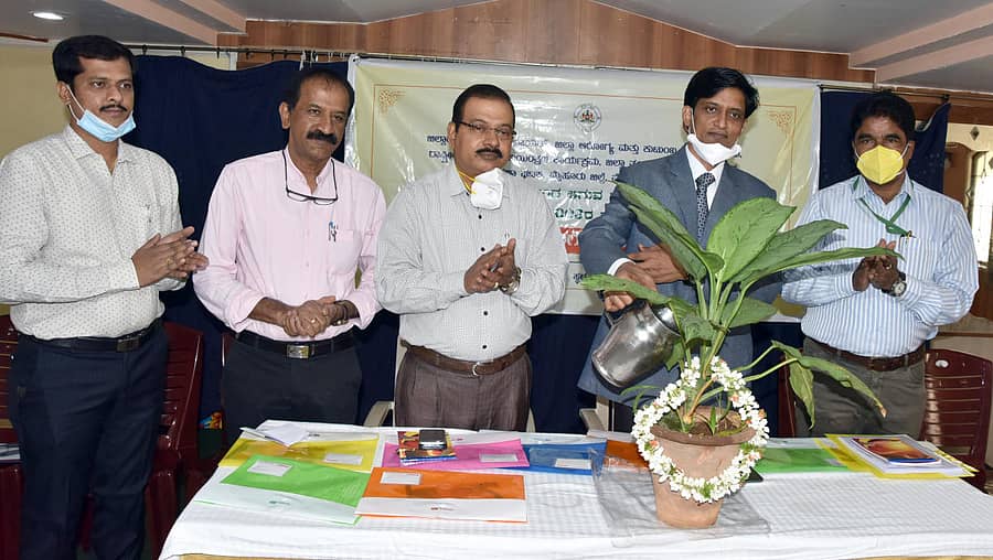 ಮೈಸೂರಿನಲ್ಲಿ ಸೋಮವಾರ ಆಯೋಜಿಸಿದ್ದ ತಂಬಾಕು ನಿಯಂತ್ರಣ ಕಾರ್ಯಕ್ರಮವನ್ನು ನ್ಯಾಯಾಧೀಶ ಬಿ.ಪಿ.ದೇವಮಾನೆ ಉದ್ಘಾಟಿಸಿದರು. ರುದ್ರೇಶ್, ಶಿವಪ್ರಸಾದ್, ಮಹಾಂತೇಶಪ್ಪ, ಮಂಜುನಾಥ್ ಇದ್ದಾರೆ