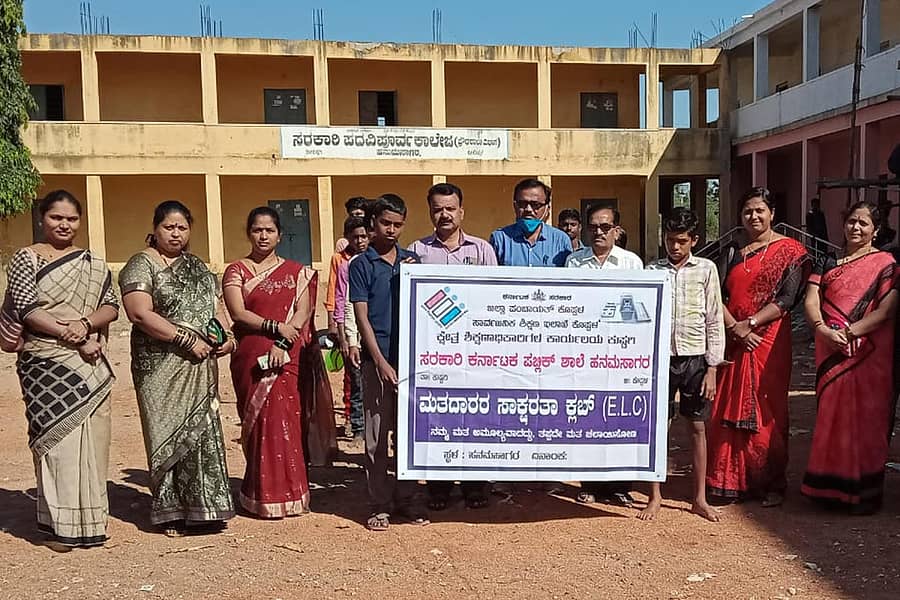 ಹನುಮಸಾಗರ ಸರ್ಕಾರಿ ಪದವಿ ಪೂರ್ವ ಕಾಲೇಜ್, ಪ್ರೌಢ ಶಾಲಾ ವಿಭಾಗದಲ್ಲಿ ಸೋಮವಾರ ವಿದ್ಯಾರ್ಥಿಗಳ ಸಾಕ್ಷರತಾ ಕ್ಲಬ್ನಿಂದ ಜಾಗೃತಿ ಜಾಥಾ ನಡೆಸಲಾಯಿತು