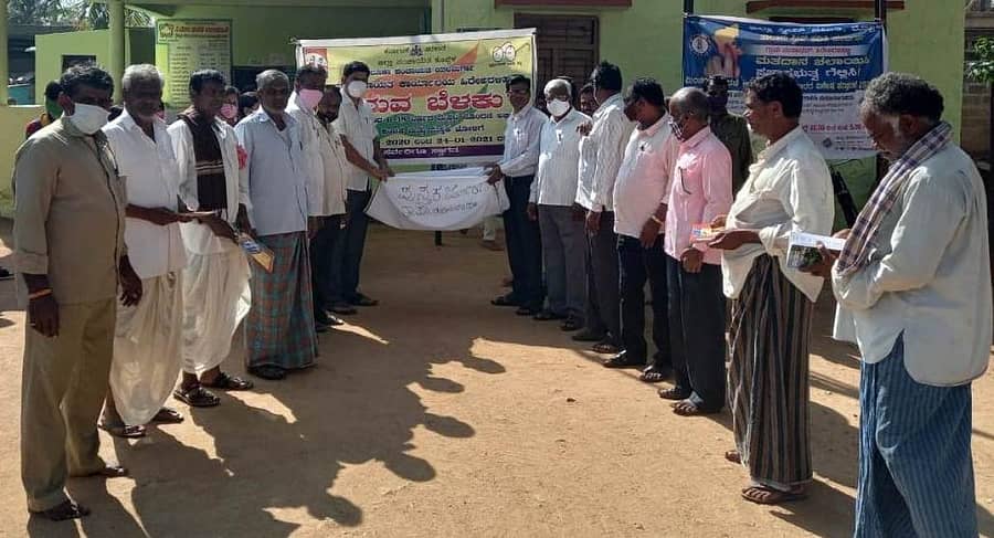 ಯಲಬುರ್ಗಾ ತಾಲ್ಲೂಕಿನ ಹಿರೇಅರಳಿಹಳ್ಳಿ ಗ್ರಾಮದಲ್ಲಿ ಪುಸ್ತಕ ಜೋಳಿಗೆ ಅಭಿಯಾನಕ್ಕೆ ಪಿಡಿಒ ಸೋಮಪ್ಪ ಪೂಜಾರ ಚಾಲನೆ ನೀಡಿದರು