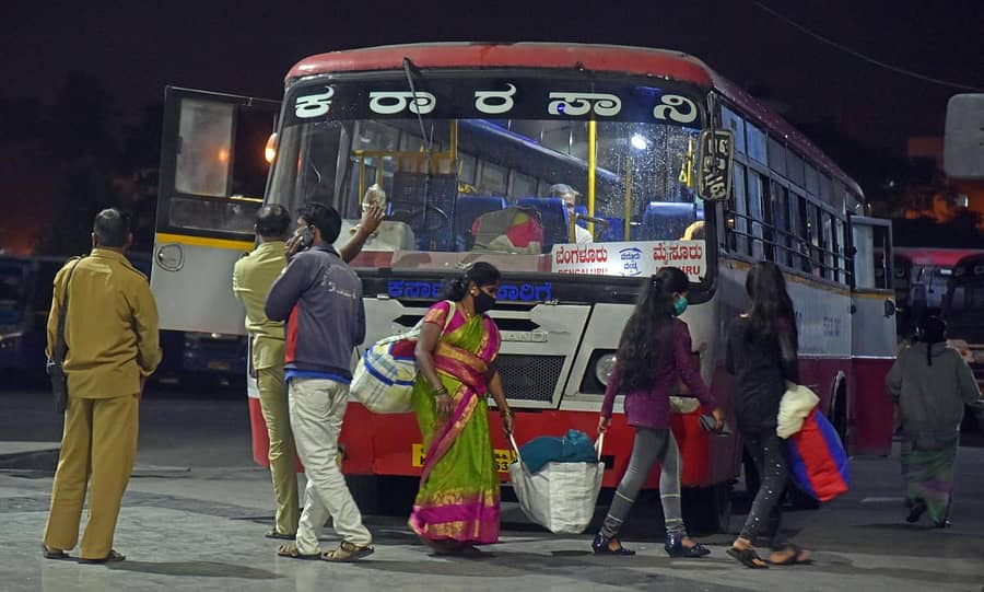 ಮುಷ್ಕರ ಅಂತ್ಯಗೊಂಡ ಬಳಿಕ ನಗರದ ಸ್ಯಾಟಲೈಟ್ ಬಸ್ ನಿಲ್ದಾಣದಲ್ಲಿ ಬಸ್‌ ಹತ್ತುತ್ತಿರುವ ಪ್ರಯಾಣಿಕರು   – ಪ್ರಜಾವಾಣಿ ಚಿತ್ರ -