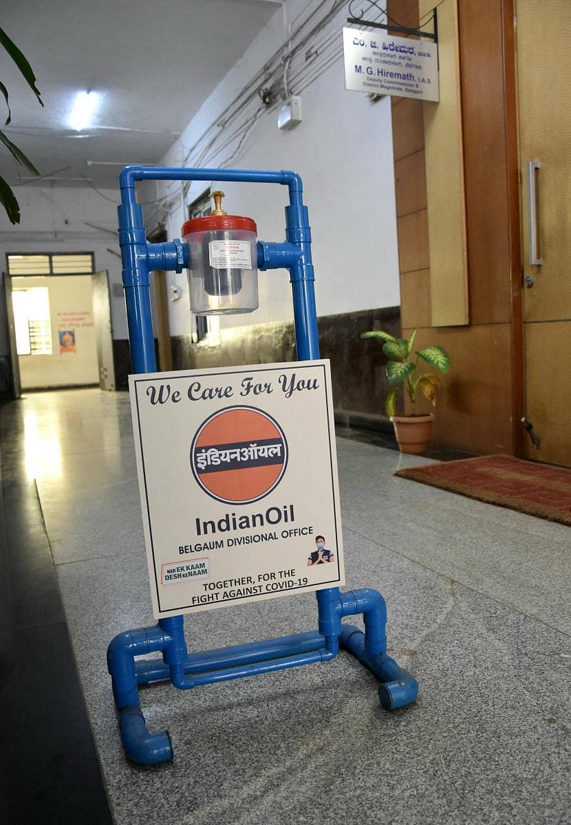 ಬೆಳಗಾವಿಯ ಜಿಲ್ಲಾಧಿಕಾರಿ ಕಚೇರಿಯ ಬಾಗಿಲಿನ ಸಮೀಪ ಇಟ್ಟಿರುವ ಡಿಸ್ಪೆನ್ಸರಿಯಲ್ಲಿ ಸ್ಯಾನಿಟೈಸರ್ ಇಲ್ಲಪ್ರಜಾವಾಣಿ ಚಿತ್ರ: ಏಕನಾಥ ಅಗಸಿಮನಿ