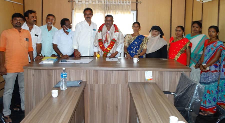 ಕಮಲಾಪುರ ಪಟ್ಟಣ ಪಂಚಾಯಿತಿ ಸಾಮಾಜಿಕ ಮತ್ತು ಆರ್ಥಿಕ ಸ್ಥಾಯಿ ಸಮಿತಿ ಅಧ್ಯಕ್ಷರಾಗಿ ಆಯ್ಕೆಯಾದ ಕಿಶೋರ್ ಕುಮಾರ್ ಅವರಿಗೆ ಅಧ್ಯಕ್ಷ ಸೈಯದ್ ಅಮಾನುಲ್ಲಾ ಹಾಗೂ ಇತರೆ ಸದಸ್ಯರು ಸನ್ಮಾನಿಸಿದರು