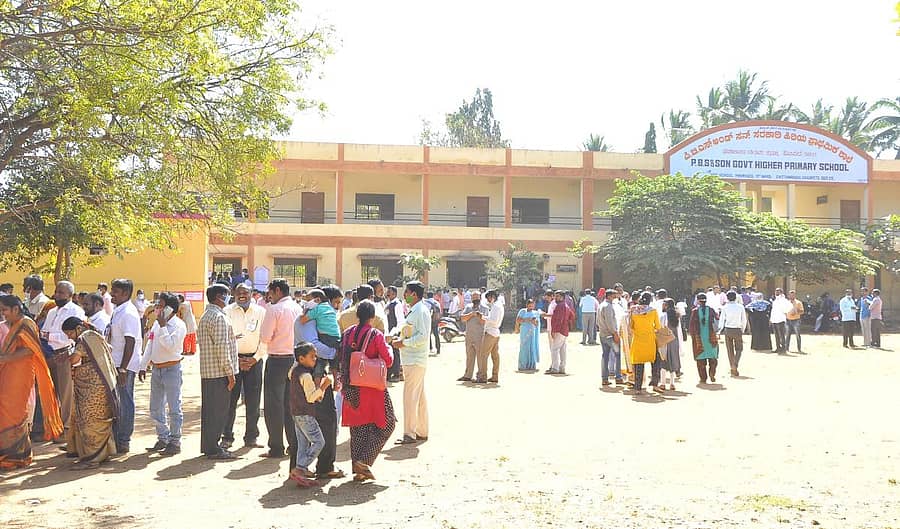 ಕರ್ನಾಟಕ ರಾಜ್ಯ ಪ್ರಾಥಮಿಕ ಶಾಲಾ ಶಿಕ್ಷಕರ ಸಂಘದ ತಾಲ್ಲೂಕು ಘಟಕದ ಚುನಾವಣೆಯಲ್ಲಿ ಮತ ಚಲಾವಣೆಗೆ ಮಂಗಳವಾರ ಹೊಸಪೇಟೆಯ ಪಿ.ಬಿ.ಎಸ್. ಶಾಲೆಗೆ ಬಂದಿದ್ದ ನೂರಾರು ಶಿಕ್ಷಕರು