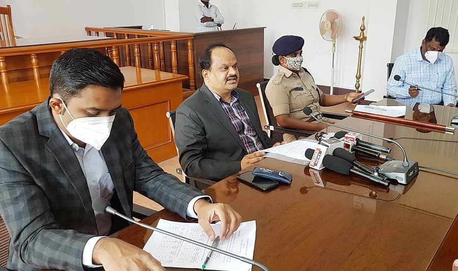 ಗ್ರಾಮ ಪಂಚಾಯಿತಿ ಚುನಾವಣೆಗೆ ಸಂಬಂಧಿಸಿದಂತೆ ಜಿಲ್ಲಾಧಿಕಾರಿ ಡಾ.ಎಂ.ಆರ್.ರವಿ ಅವರು ಮಂಗಳವಾರ ಸುದ್ದಿಗೋಷ್ಠಿ ನಡೆಸಿದರು