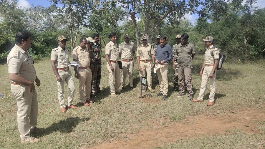 ಮಲೆ ಮಹದೇಶ್ವರ ವನ್ಯಧಾಮದ ಪಿ.ಜಿ ಪಾಳ್ಯ ವನ್ಯಜೀವಿ ವಲಯದಲ್ಲಿ ಅಳವಡಿಸಲಾಗಿರುವ ಕ್ಯಾಮೆರಾವನ್ನು ಡಿಸಿಎಫ್ ವಿ.ಏಡುಕುಂಡಲು ಅವರು ಪರಿಶೀಲಿಸಿದರು