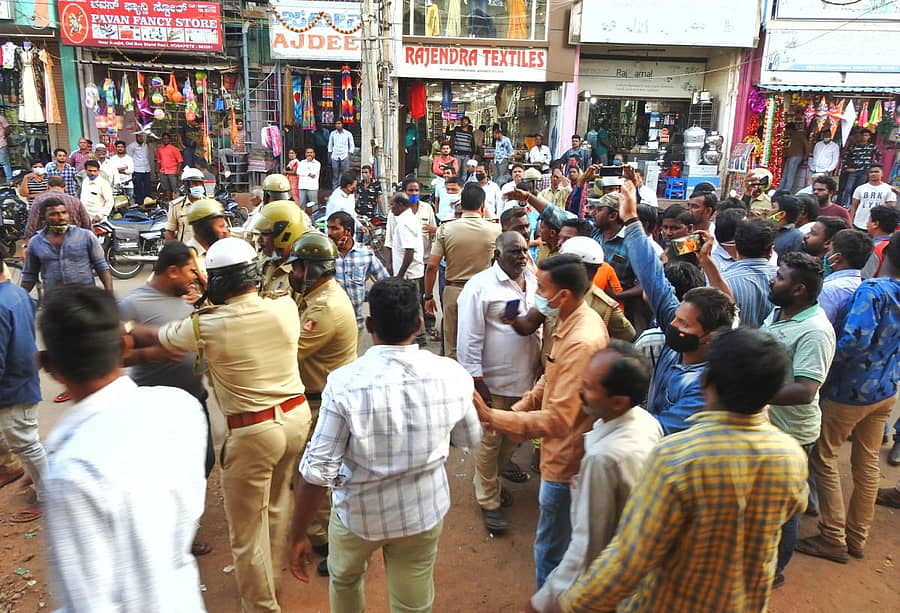 ಹೊಸಪೇಟೆಯ ಸೈಯದ್‌ ಮಹಮ್ಮದ್‌ ಷಾ ಖಾದ್ರಿ ಮಸೀದಿ ಬಳಿ ಮಂಗಳವಾರ ಸೇರಿದ್ದ ಜನರನ್ನು ಪೊಲೀಸರು ಕಳುಹಿಸಿದರು