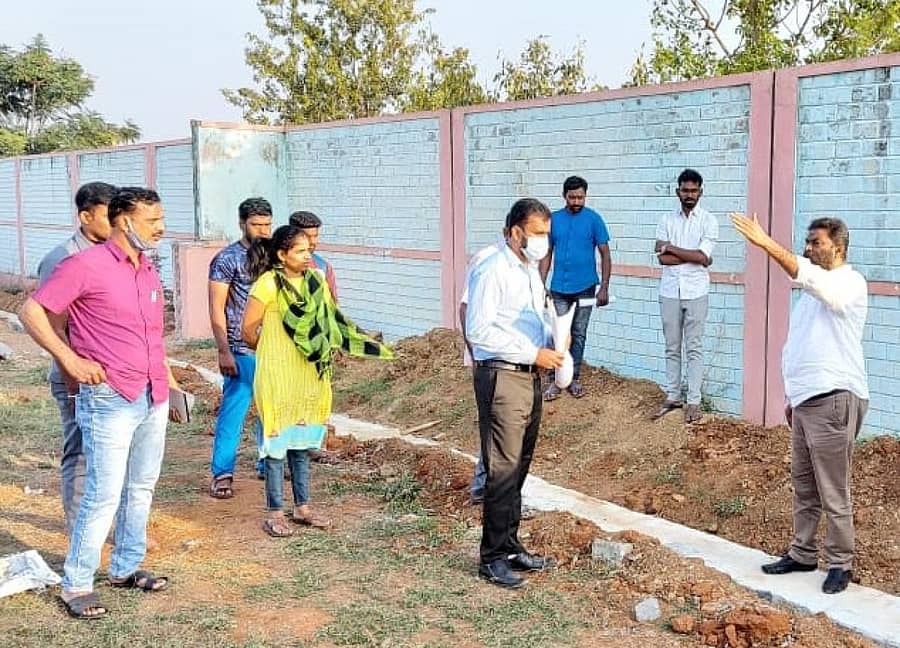 ಜಿಲ್ಲಾ ಉಸ್ತುವಾರಿ ಸಚಿವ ಆನಂದ್ ಸಿಂಗ್ ಅವರು ಮಂಗಳವಾರ ಹೊಸಪೇಟೆಯ ಒಳಾಂಗಣ ಕ್ರೀಡಾಂಗಣಕ್ಕೆ ಭೇಟಿ ನೀಡಿ ಅಲ್ಲಿ ನಡೆಯುತ್ತಿರುವ ಕಾಮಗಾರಿ ಪರಿಶೀಲಿಸಿದರು