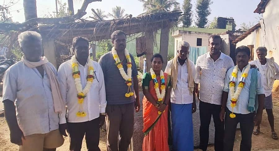 ಕೋಲಾರ ತಾಲ್ಲೂಕಿನ ಐತರಾಸನಹಳ್ಳಿ ಗ್ರಾಮ ಪಂಚಾಯಿತಿಗೆ ಅವಿರೋಧ ಆಯ್ಕೆಯಾದ ಸದಸ್ಯರಿಗೆ ಬೆಂಬಲಿಗರು ಹಾಗೂ ಗ್ರಾಮಸ್ಥರು ಹೂವಿನ ಹಾರ ಹಾಕಿ ಅಭಿನಂದಿಸಿದರು.