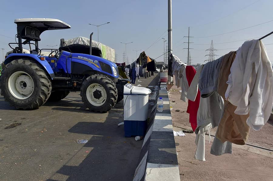 ಘಾಜಿಯಾಬಾದ್ನ ದೆಹಲಿ – ಉತ್ತರ ಪ್ರದೇಶ ಗಡಿಯಲ್ಲಿರುವ ರಾಷ್ಟ್ರೀಯ ಹೆದ್ದಾರಿ 24ರಲ್ಲಿ ಕೃಷಿ ಕಾಯ್ದೆಗಳನ್ನು ವಿರೋಧಿಸಿ ಪ್ರತಿಭಟನೆ ನಡೆಸುತ್ತಿರುವ ರೈತರು ವಾಷಿಂಗ್ ಮೆಷಿನ್ನಲ್ಲಿ ಬಟ್ಟೆ ಒಗೆದು ಒಣಗಿ ಹಾಕಿರುವ ದೃಶ್ಯ.