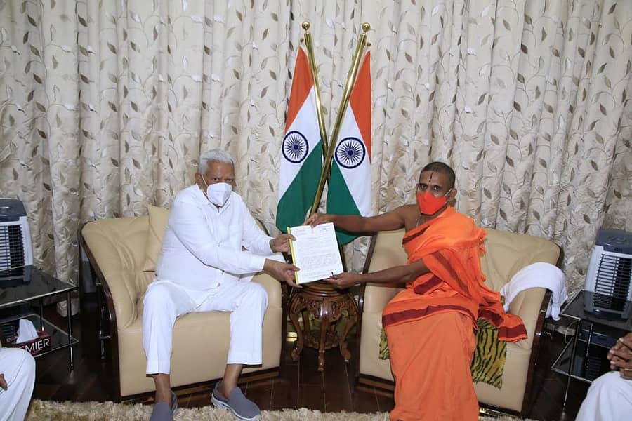 ರಾಜಭವನದಲ್ಲಿ ಬುಧವಾರ ರಾಜ್ಯಪಾಲ ವಜುಬಾಯಿ ವಾಲಾ ಅವರನ್ನು ಪೇಜಾವರ ಮಠದ ವಿಶ್ವಪ್ರಸನ್ನ ತೀರ್ಥ ಸ್ವಾಮೀಜಿ ಭೇಟಿ ಮಾಡಿದರು.