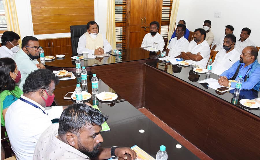 ಮೈಸೂರಿನ ಚಾಮುಂಡಿ ಅತಿಥಿಗೃಹದಲ್ಲಿ ರಾಜ್ಯ ಸಫಾಯಿ ಕರ್ಮಚಾರಿ ಆಯೋಗದ ಅಧ್ಯಕ್ಷ ಎಂ.ಶಿವಣ್ಣ ಅವರು ಪೌರಕಾರ್ಮಿಕರ ವಿವಿಧ ಸಂಘಟನೆಗಳ ಮುಖಂಡರೊಂದಿಗೆ ಬುಧವಾರ ಸಭೆ ನಡೆಸಿದರು