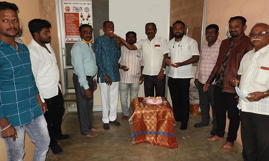 ವಿಜಯಪುರದಲ್ಲಿ ಜೆಡಿಎಸ್ ಮುಖಂಡರು ಎಚ್.ಡಿ. ಕುಮಾರಸ್ವಾಮಿ ಅವರ ಜನ್ಮ ದಿನ ಆಚರಿಸಿದರು