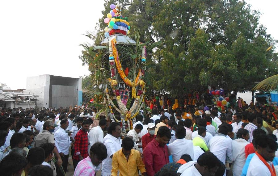 ಕುಷ್ಟಗಿ ತಾಲ್ಲೂಕು ಶಾಖಾಪುರದಲ್ಲಿ ಬುಧವಾರ ಮಾರುತೇಶ್ವರ ರಥೋತ್ಸವದಲ್ಲಿ ನೂರಾರು ಭಕ್ತರು ಭಾಗವಹಿಸಿದ್ದರು