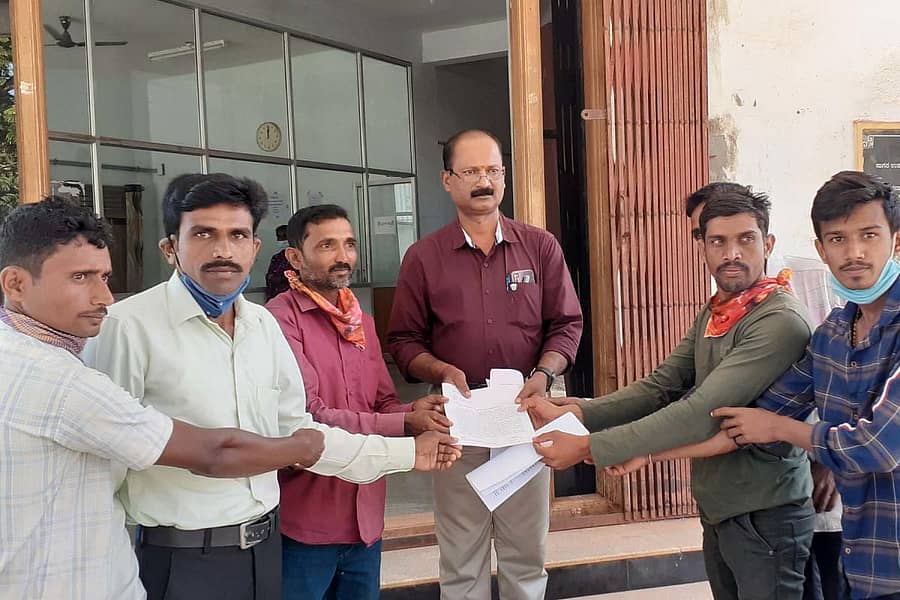 ಸಾಗರ ತಾಲ್ಲೂಕಿನ ಹಳವಗೋಡು ಗ್ರಾಮಸ್ಥರು ಬುಧವಾರ ಉಪವಿಭಾಗಾಧಿಕಾರಿ ಕಚೇರಿ ಅಧಿಕಾರಿಗೆ ಮನವಿ ಸಲ್ಲಿಸಿದರು