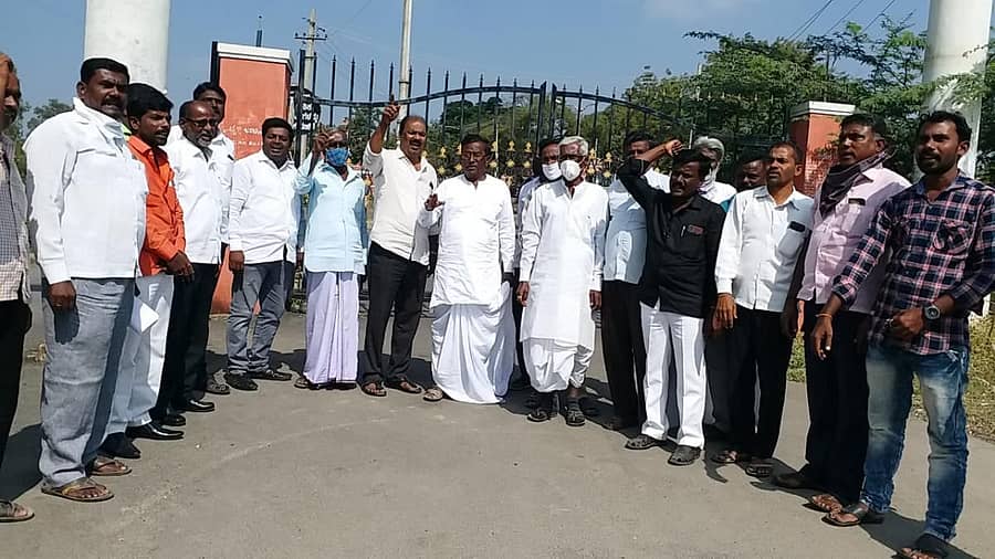 ದೇವದುರ್ಗ ತಾಲ್ಲೂಕಿನ ಹೇಮನಾಳ ಮತ್ತು ಶಾವಂತಗೇರ ಗ್ರಾಮ‌ ಪಂಚಾಯಿತಿ ಚುನಾವಣೆ ನಡೆಸಬೇಕು ಎಂದು ಒತ್ತಾಯಿಸಿ ಗ್ರಾಮಸ್ಥರು ಜಿಲ್ಲಾಡಳಿತಕ್ಕೆ ಗುರುವಾರ ಮನವಿ ಸಲ್ಲಿಸಿದರು