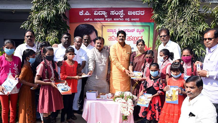 ಬೃಹತ್ ಹಾಗೂ ಮಧ್ಯಮ ಕೈಗಾರಿಕಾ ಸಚಿವ ಜಗದೀಶ ಶೆಟ್ಟರ್ ಜನ್ಮದಿನದ ಪ್ರಯುಕ್ತ ಬೀದರ್ನ ಕೆ.ಪಿ. ವಿದ್ಯಾ ಸಂಸ್ಥೆಯಲ್ಲಿ ಬೀದರ್ ನಗರಾಭಿವೃದ್ಧಿ ಪ್ರಾಧಿಕಾರದ ಅಧ್ಯಕ್ಷ ಬಾಬುವಾಲಿ ಹಾಗೂ ಬಿಜೆಪಿ ರಾಜ್ಯ ಕಾರ್ಯಕಾರಿಣಿ ಸದಸ್ಯ ಸೂರ್ಯಕಾಂತ ನಾಗಮಾರಪಳ್ಳಿ ವಿದ್ಯಾರ್ಥಿಗಳಿಗೆ ಗುರುವಾರ ನೋಟ್ಪುಸ್ತಕ ಹಾಗೂ ಇತರ ಶೈಕ್ಷಣಿಕ ಸಾಮಗ್ರಿಗಳನ್ನು ವಿತರಿಸಿದರು