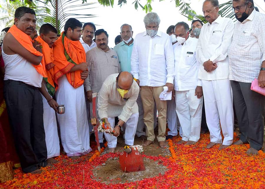 ಹಾವೇರಿಯಲ್ಲಿ ಗುರುವಾರ ಬಿಜೆಪಿ ಜಿಲ್ಲಾ ಕಾರ್ಯಾಲಯದ ನಿರ್ಮಾಣಕ್ಕೆ ಸಚಿವ ಬಸವರಾಜ ಬೊಮ್ಮಾಯಿ ಭೂಮಿಪೂಜೆ ನೆರವೇರಿಸಿದರು