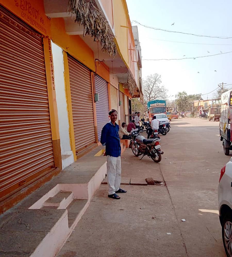 ಚಿಟಗುಪ್ಪ ಪಟ್ಟಣದ ಎಪಿಎಂಸಿ ಪ್ರಾಂಗಣದಲ್ಲಿ ಗುರುವಾರ ವರ್ತಕರು ಅಂಗಡಿಗಳು ಮುಚ್ಚಿ ಬಂದ್‌ಗೆ ಬೆಂಬಲ ಸೂಚಿಸಿದರು