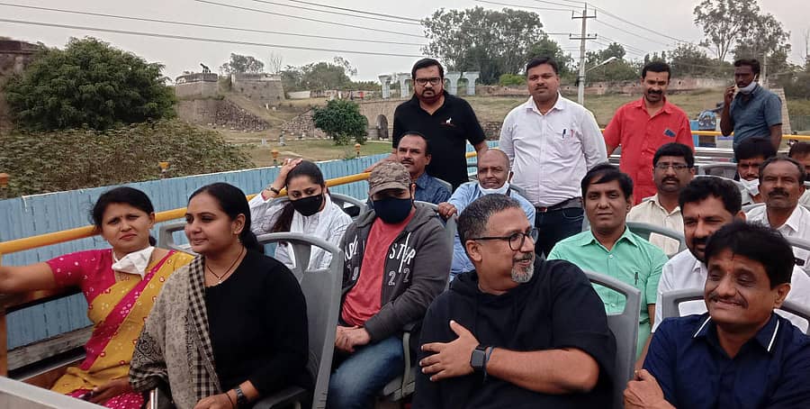 ಶ್ರೀರಂಗಪಟ್ಟಣಕ್ಕೆ ಗುರುವಾರ ಭೇಟಿ ನೀಡಿದ್ದ ಪ್ರವಾಸೋದ್ಯಮ ಅಭಿವೃದ್ಧಿ ನಿಗಮದ ಅಧ್ಯಕ್ಷೆ ಶ್ರುತಿ ‘ಅಂಬಾರಿ’ ವಾಹನದಲ್ಲಿ ಕುಳಿತು ಸ್ಮಾರಕಗಳನ್ನು ವೀಕ್ಷಿಸಿದರು