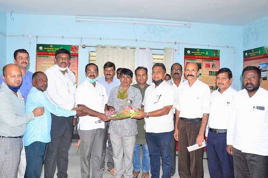 ಚಿಕ್ಕಮಗಳೂರಿನಲ್ಲಿ ಹಾಪ್ಕಾಮ್ಸ್ ಜಿಲ್ಲಾ ಘಟಕದ ನೂತನ ಅಧ್ಯಕ್ಷರನ್ನು ನಿರ್ದೇಶಕರು ಅಭಿನಂದಿಸಿದರು.