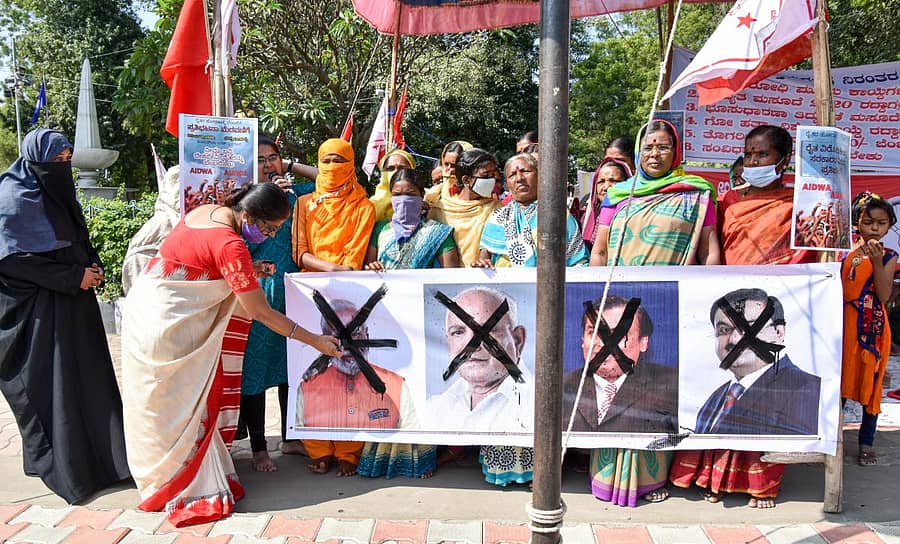 ಮೂರು ಕೃಷಿ ಕಾಯ್ದೆಗಳು, ಗೋಹತ್ಯೆ ನಿಷೇಧ ಮಸೂದೆ ವಾಪಸಿಗೆ ಒತ್ತಾಯಿಸಿ ಜನವಾದಿ ಮಹಿಳಾ ಸಂಘಟನೆ ಕಾರ್ಯಕರ್ತರು ಕಲಬುರ್ಗಿಯ ಜಗತ್ ವೃತ್ತದಲ್ಲಿ ನರೇಂದ್ರ ಮೋದಿ, ಬಿ.ಎಸ್‌.ಯಡಿಯೂರಪ್ಪ, ಮುಕೇಶ್ ಅಂಬಾನಿ, ಗೌತಮ್ ಅದಾನಿ ಭಾವಚಿತ್ರಕ್ಕೆ ಮಸಿ ಬಳಿದು ಪ್ರತಿಭಟನೆ ನಡೆಸಿದರು