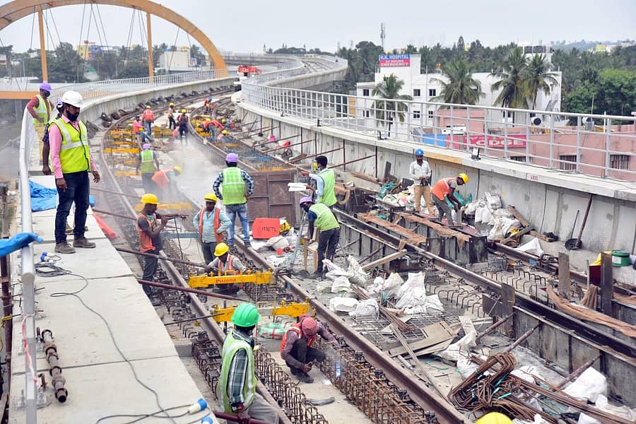 ‘ನಮ್ಮ ಮೆಟ್ರೊ’ ಎರಡನೇ ಹಂತದ ವಿಸ್ತರಿತ ಮಾರ್ಗದಲ್ಲಿನ ಕೆಂಗೇರಿ ನಿಲ್ದಾಣದಲ್ಲಿ ಹಳಿ ನಿರ್ಮಾಣ ಮತ್ತು ಚಾವಣಿ ಅಳವಡಿಕೆ ಕಾರ್ಯ ನಡೆಯುತ್ತಿದೆ ಪ್ರಜಾವಾಣಿ ಚಿತ್ರ : ಅನೂಪ್ ರಾಘ. ಟಿ.
