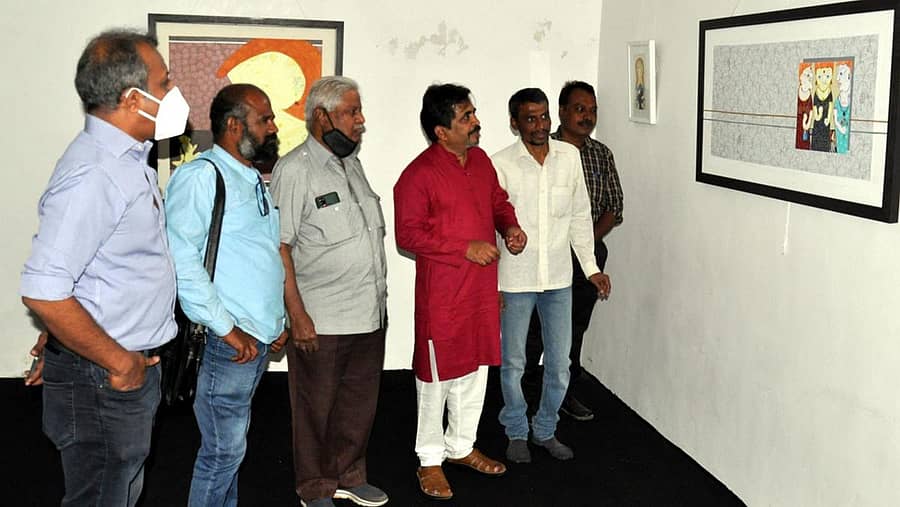 ಅಂದಾನಿ ಆರ್ಟ್ ಗ್ಯಾಲರಿಯಲ್ಲಿ ಚಿತ್ರಕಲಾವಿದ ರಾಮಗಿರಿ ಪೊಲೀಸ್ ಪಾಟೀಲ ಅವರ ಏಕವ್ಯಕ್ತಿ ಚಿತ್ರಕಲಾ ಪ್ರದರ್ಶನವನ್ನು ಲಲಿತಕಲಾ ಅಕಾಡೆಮಿ ಅಧ್ಯಕ್ಷ ಡಿ.ಮಹೇಂದ್ರ ವೀಕ್ಷಿಸಿದರು. ಹಿರಿಯ ಕಲಾವಿದ ಡಾ.ವಿ.ಜಿ. ಅಂದಾನಿ ಇತರರು ಇದ್ದರು