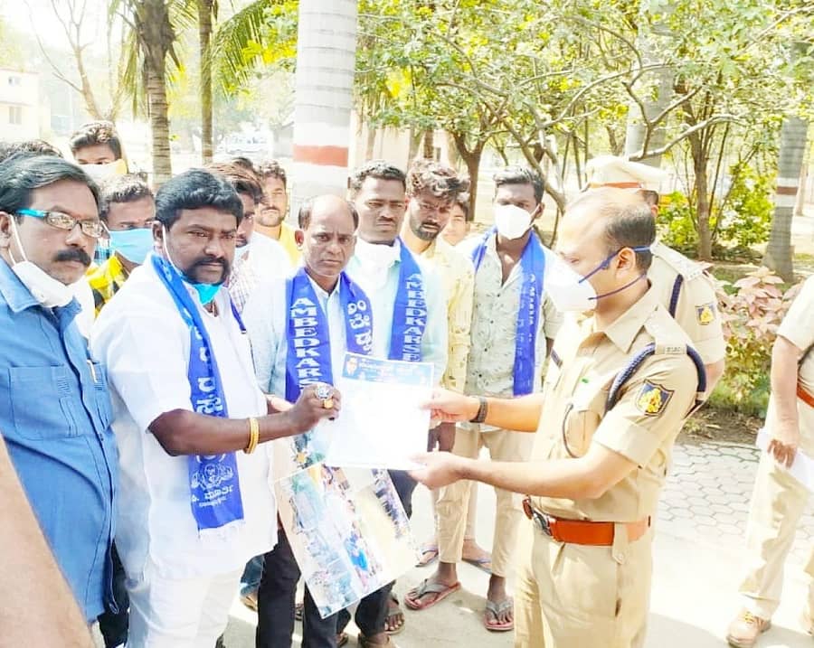 ರಾಯಚೂರಿನಲ್ಲಿ ಅಂಬೇಡ್ಕರ್ ಸೇನೆಯ ಜಿಲ್ಲಾ ಸಮಿತಿಯ ಪದಾಧಿಕಾರಿಗಳು ಜಿಲ್ಲಾ ಪೊಲೀಸ್ ವರಿಷ್ಠಾಧಿಕಾರಿ ಪ್ರಕಾಶ್ ನಿಕ್ಕಂ ಅವರಿಗೆ ಶುಕ್ರವಾರ ಮನವಿ ಸಲ್ಲಿಸಿದರು