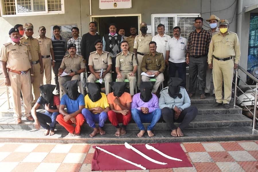 ಬೆಳಗಾವಿಯ ಹಳೆಯ ಬೆಳಗಾವಿ ಪ್ರದೇಶದ ಅಂಬೇಡ್ಕರ್ ಗಲ್ಲಿಯಲ್ಲಿ ನಡೆದಿದ್ದ ಕೊಲೆ ಪ್ರಕರಣಕ್ಕೆ ಸಂಬಂಧಿಸಿದಂತೆ ಶಹಾಪುರ ಠಾಣೆ ಪೊಲೀಸರು ಆರು ಆರೋಪಿಗಳನ್ನು ಬಂಧಿಸಿದ್ದಾರೆ