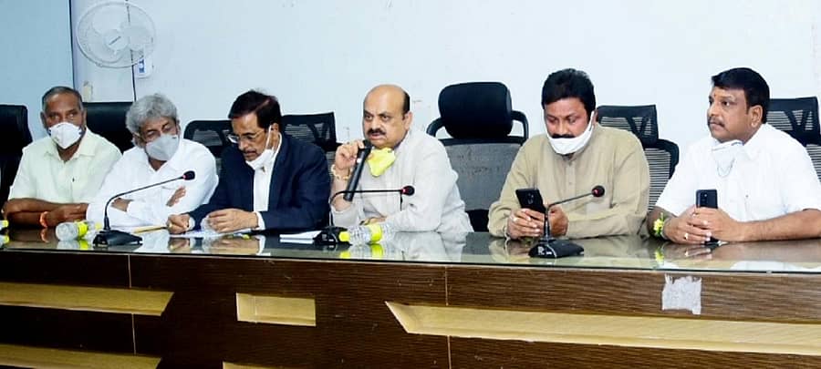 ಹಾವೇರಿಯ ಜಿಲ್ಲಾಡಳಿತ ಭವನದಲ್ಲಿ ಶುಕ್ರವಾರ ನಡೆದ 86ನೇ ಅಖಿಲ ಭಾರತ ಕನ್ನಡ ಸಾಹಿತ್ಯ ಸಮ್ಮೇಳನದ ಪೂರ್ವಭಾವಿ ಸಭೆಯಲ್ಲಿ ಸಚಿವ ಬಸವರಾಜ ಬೊಮ್ಮಾಯಿ ಮಾತನಾಡಿದರು. ಕೃಷಿ ಸಚಿವ ಬಿ.ಸಿ.ಪಾಟೀಲ, ಕಸಾಪ ಅಧ್ಯಕ್ಷ ಮನು ಬಳಿಗಾರ ಇದ್ದಾರೆ