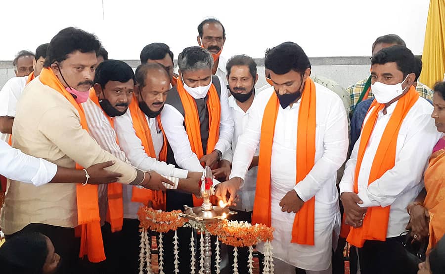 ಶಿಡ್ಲಘಟ್ಟ ತಾಲ್ಲೂಕಿನ ಹಂಡಿಗನಾಳದಲ್ಲಿ ಬಿಜೆಪಿ ಅಭ್ಯರ್ಥಿಗಳು ಹಾಗೂ ಕಾರ್ಯಕರ್ತರ ಸಭೆಯನ್ನು ಜಿಲ್ಲಾ ಉಸ್ತುವಾರಿ ಸಚಿವ ಡಾ.ಕೆ.ಸುಧಾಕರ್ ಉದ್ಘಾಟಿಸಿದರು. ಸಂಸದ ಎಸ್.ಮುನಿಸ್ವಾಮಿ ಹಾಜರಿದ್ದರು