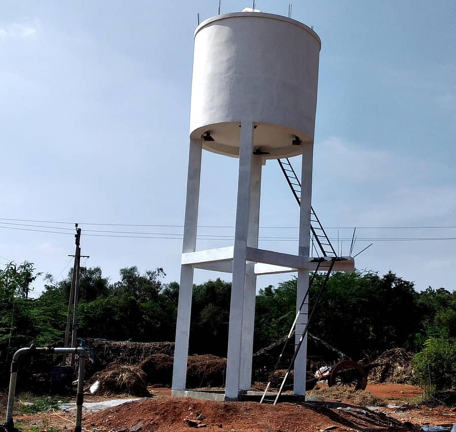 ತುಂಗಭದ್ರಾ ಹಿನ್ನೀರಿನಿಂದ ಕುಡಿಯುವ ನೀರು ಸರಬರಾಜಿಗಾಗಿ ಸಿದ್ಧಗೊಂಡಿರುವ ನೀರಿನ ಟ್ಯಾಂಕ್ (ಎಡಚಿತ್ರ). ಭೀಮಗೊಂಡನಹಳ್ಳಿ ಬಳಿ ಕಂಡು ಬರುವ ಕುರುಚಲು ಅರಣ್ಯ